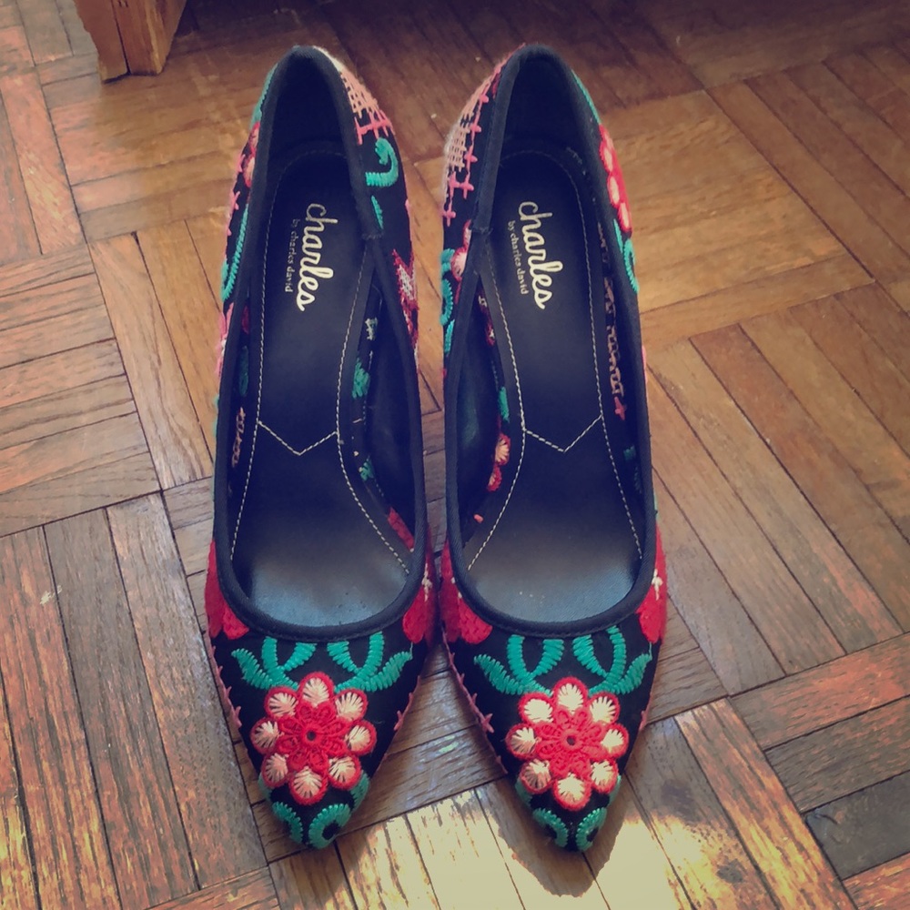 Charles By Charles David
Floral Embroidered Pump